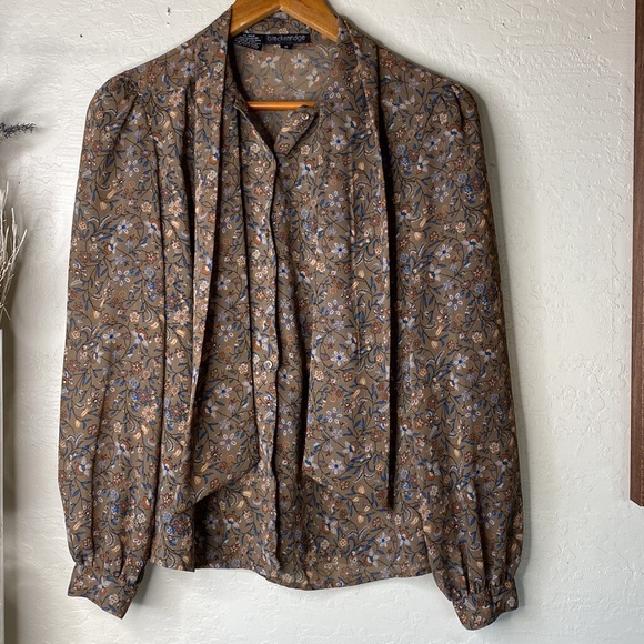 Gorgeous blouse w sash neck tie - Picture 3 of 4